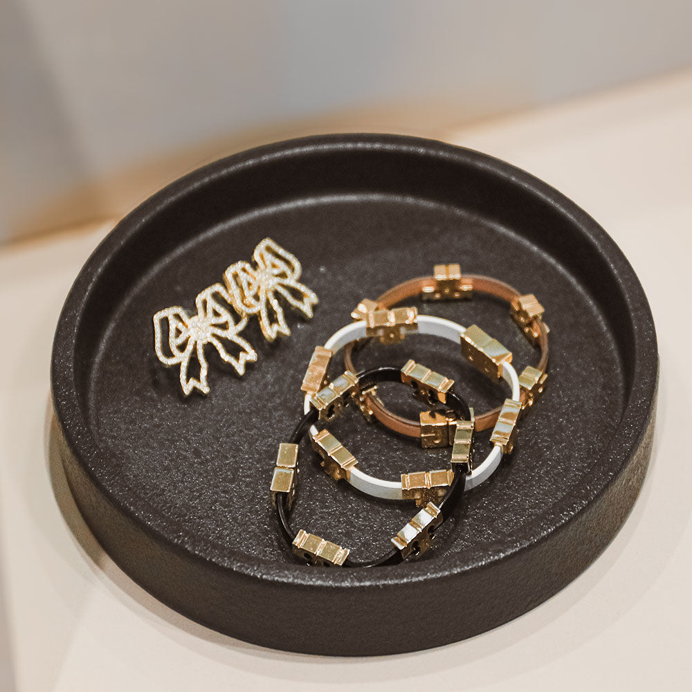 ถาดรูปวงกลมสีดำเนื้อทราย