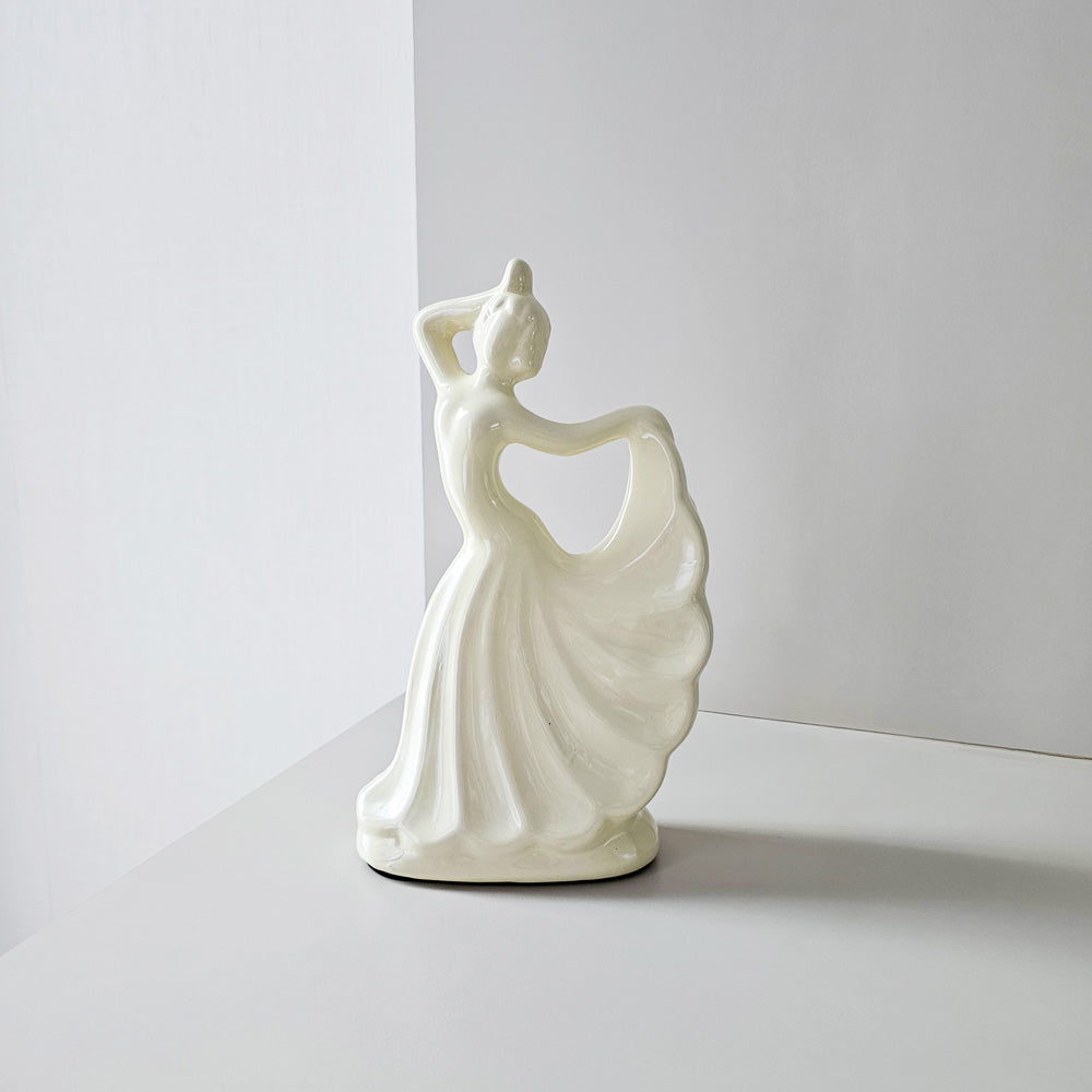 รูปปั้นนักเต้นฟลามิงโกสีครีม