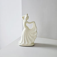 รูปปั้นนักเต้นฟลามิงโกสีครีม