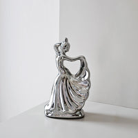 รูปปั้นนักเต้นฟลามิงโกสีเงิน