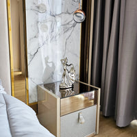 รูปปั้นนักเต้นฟลามิงโกสีเงิน