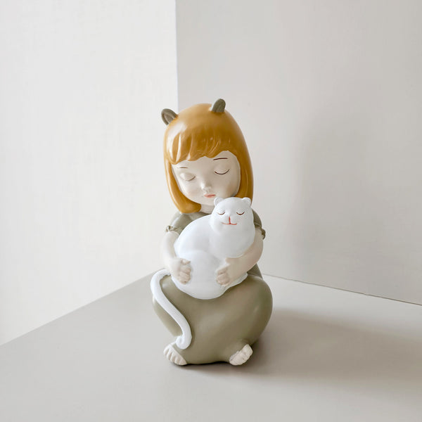 รูปปั้นเรซิ่นรูปเด็กผู้หญิงมีหูแมวกอดแมวสีขาว