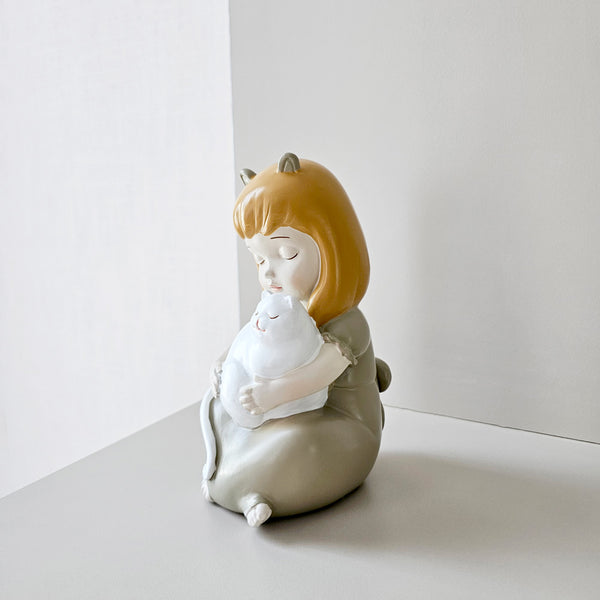 รูปปั้นเรซิ่นรูปเด็กผู้หญิงมีหูแมวกอดแมวสีขาว
