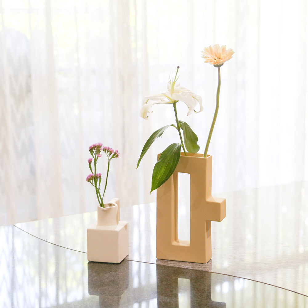 แจกันทรงเหยือกน้ำสีขาว และแจกันกรอบสีเหลี่ยม