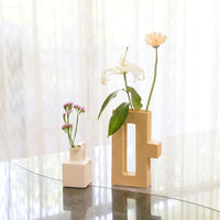 แจกันทรงเหยือกน้ำสีขาว และแจกันกรอบสีเหลี่ยม