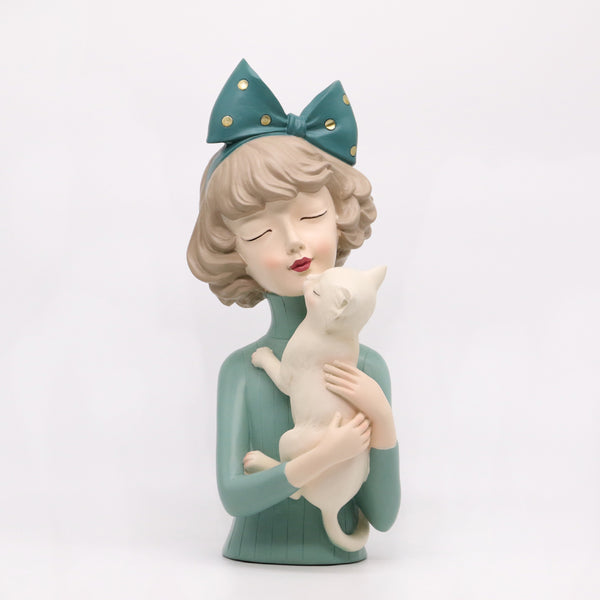 รูปปั้นเรซิ่นรูปผู้หญิงครึ่งตัวกำลังอุ้มน้องแมวสีขาว