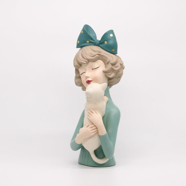 รูปปั้นเรซิ่นรูปผู้หญิงครึ่งตัวกำลังอุ้มน้องแมวสีขาว