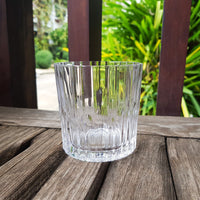 แก้วน้ำลายริ้ว