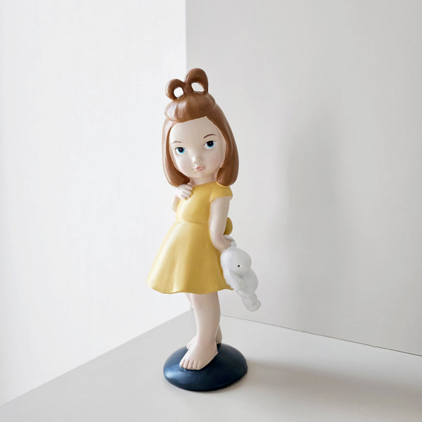 รูปปั้นเด็กผู้หญิงถือตุ๊กตากระต่าย