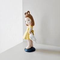 รูปปั้นเด็กผู้หญิงถือตุ๊กตากระต่าย
