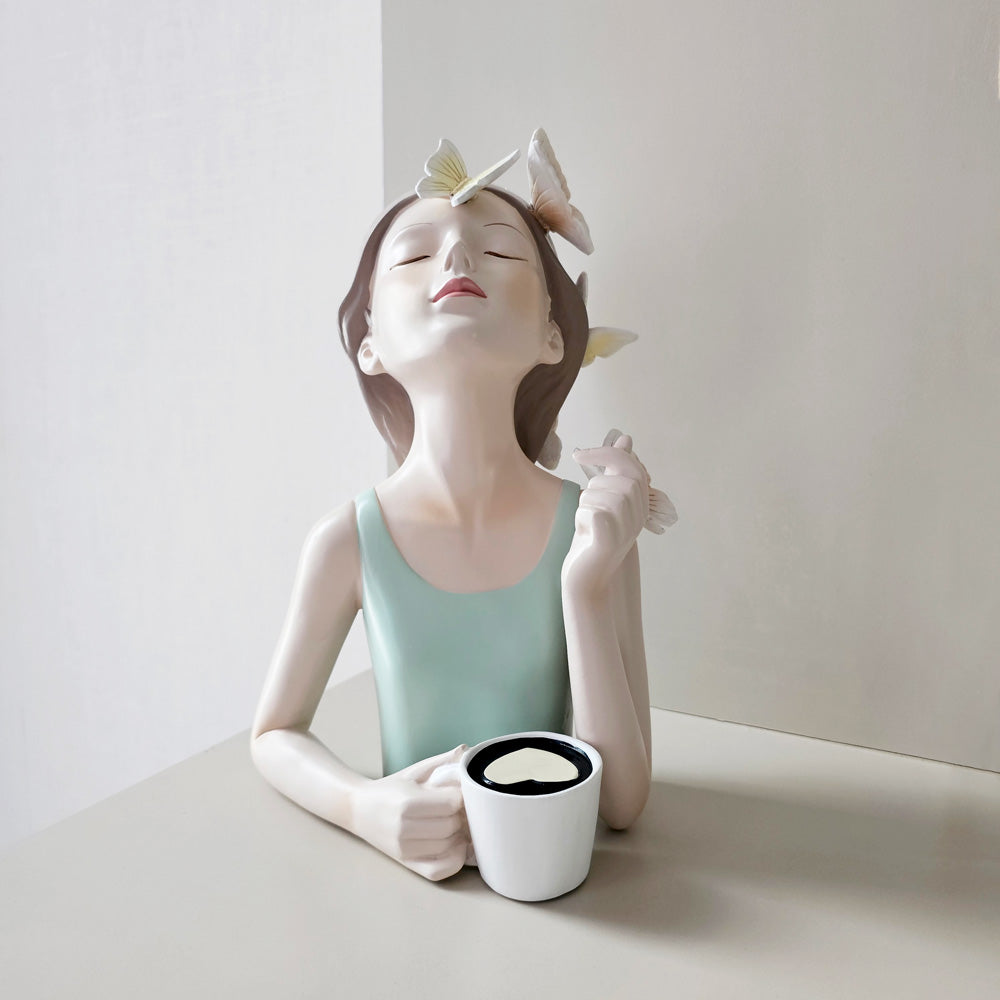 รูปปั้นเรซิ่นขนาดเล็กรูปผู้หญิงดื่มกาแฟมีผีเสื้อเกาะอยู่บนหัว
