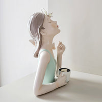 รูปปั้นเรซิ่นขนาดเล็กรูปผู้หญิงดื่มกาแฟมีผีเสื้อเกาะอยู่บนหัว