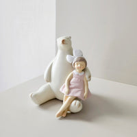 รูปปั้นเด็กกอดพี่หมี