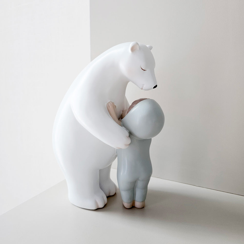 รูปปั้นเด็กกอดพี่หมี