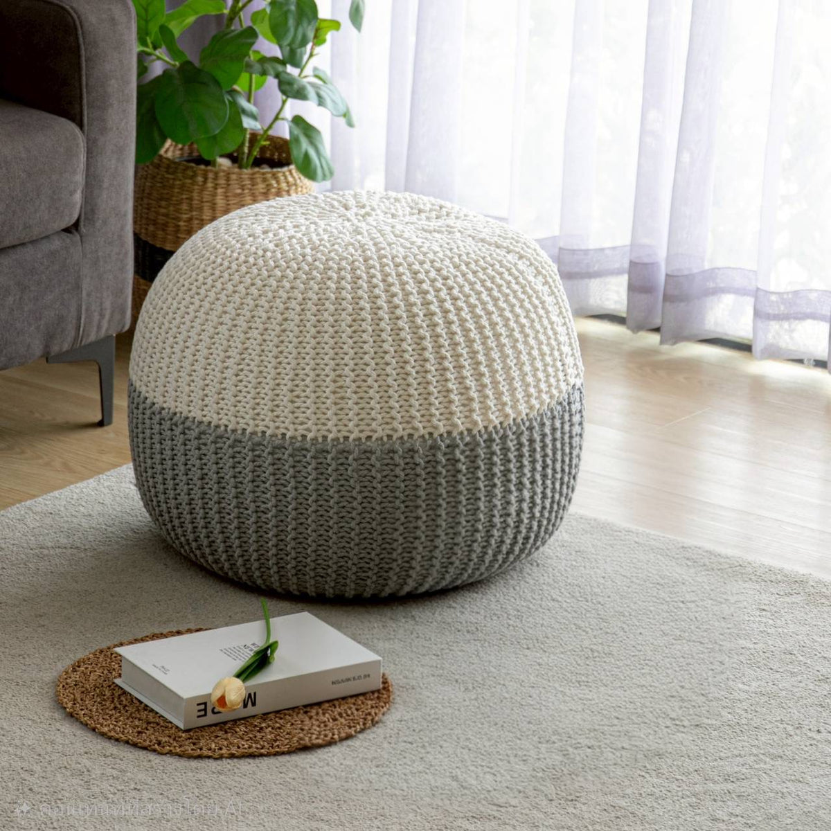 บีนแบ็กถักทรงกลมสีเทา และครีม