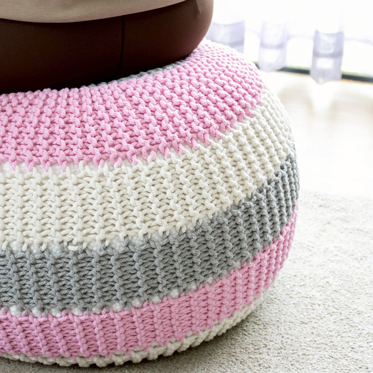 บีนแบ็กถักทรงกลมสีครีม เทา และชมพู