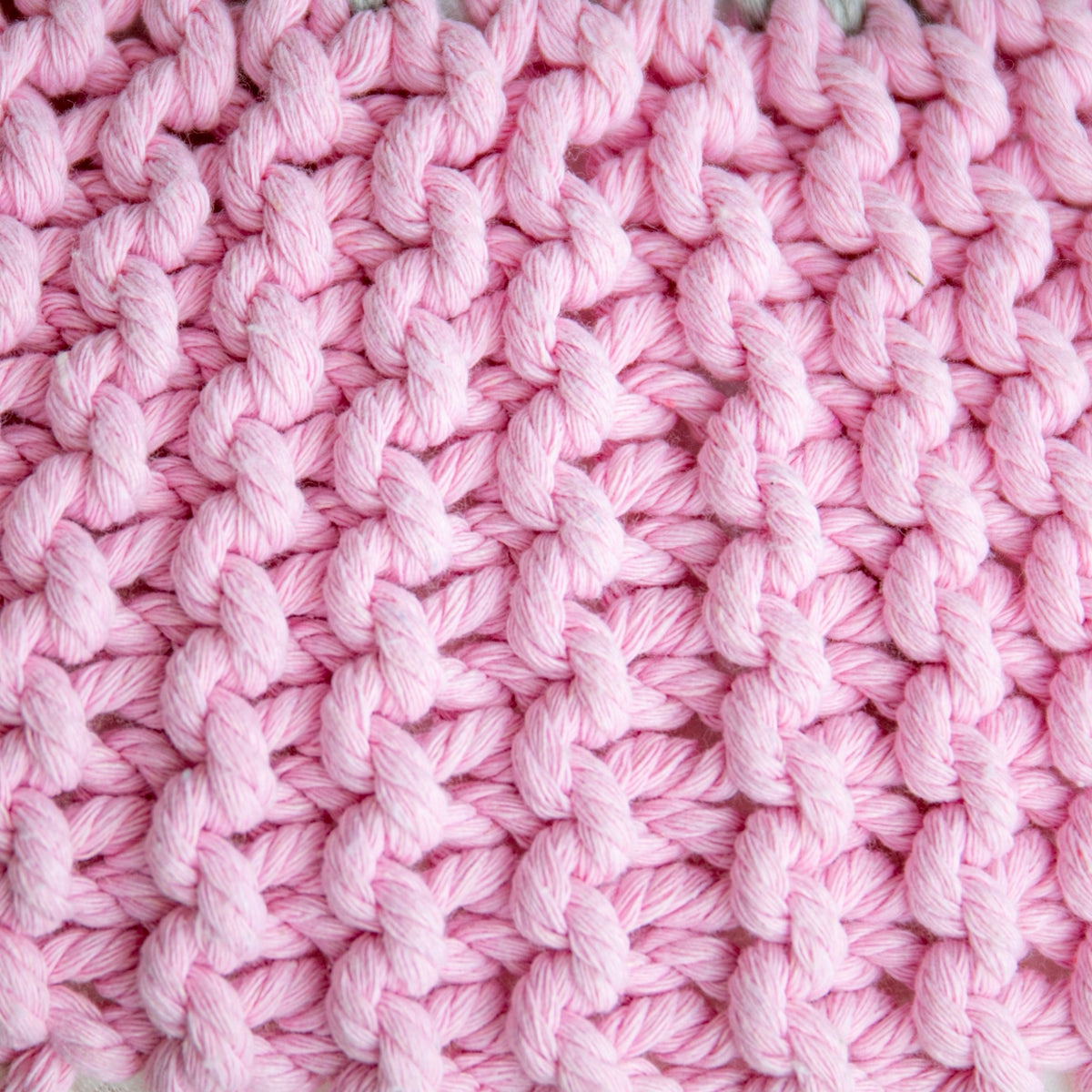 บีนแบ็กถักทรงกลมสีครีม เทา และชมพู