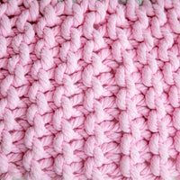 บีนแบ็กถักทรงกลมสีครีม เทา และชมพู