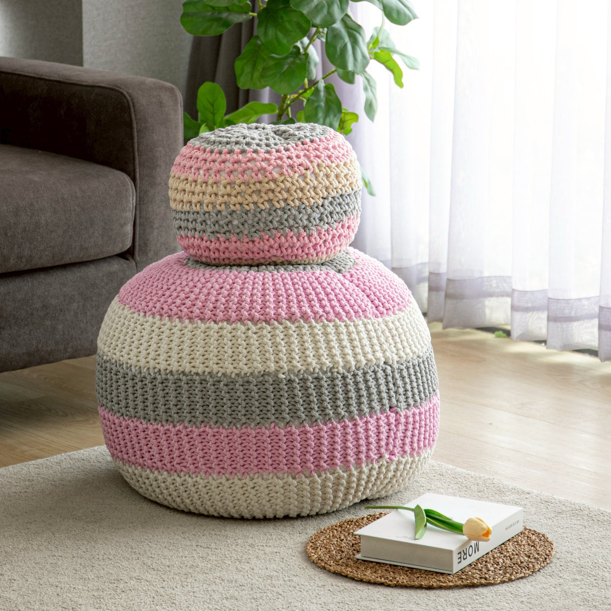 บีนแบ็กถักทรงกลมสีครีม เทา และชมพู