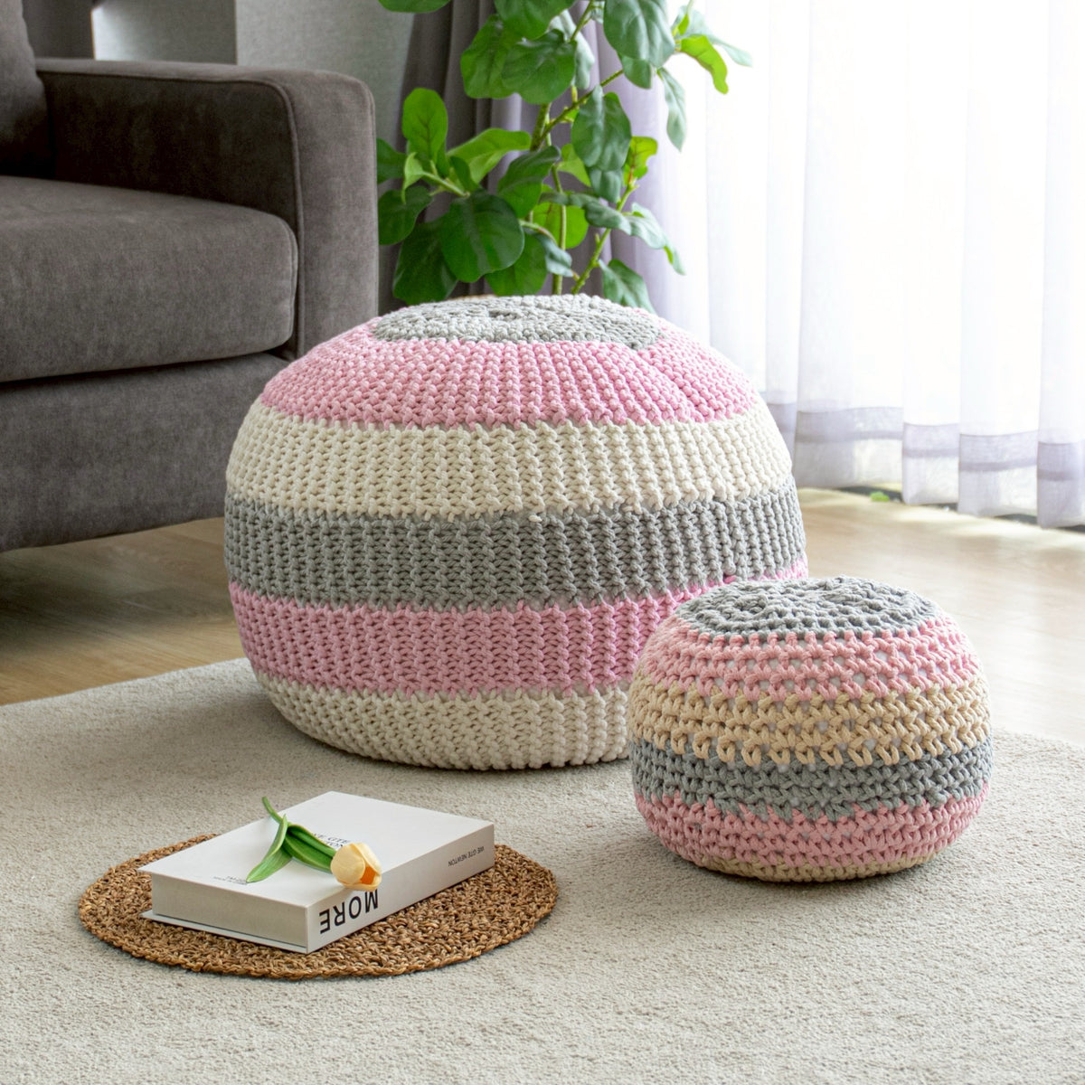 บีนแบ็กถักทรงกลมสีครีม เทา และชมพู