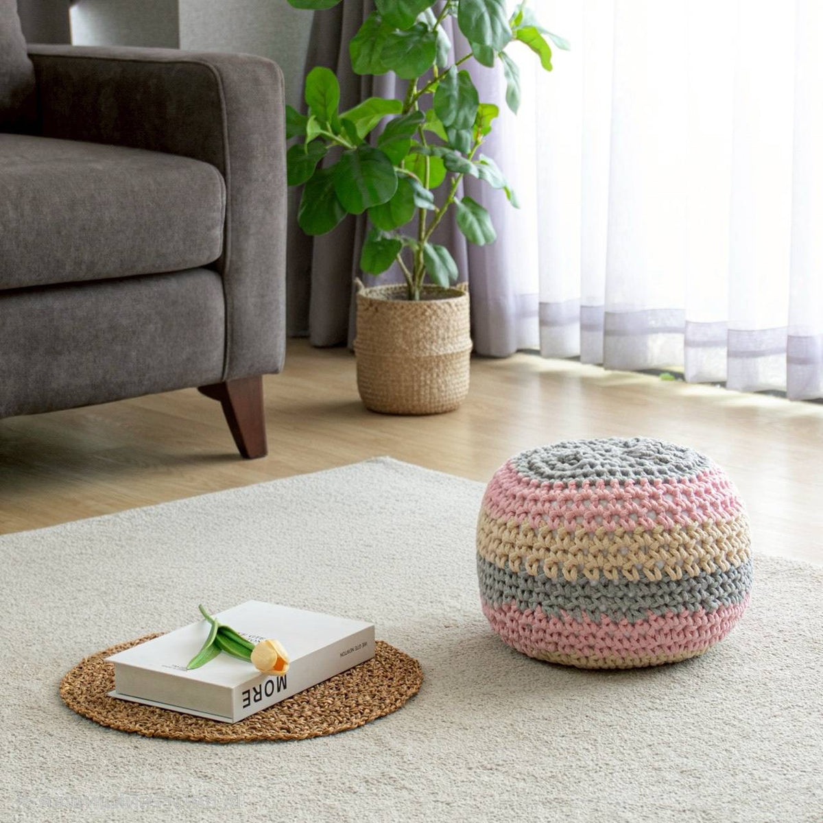 บีนแบ็กถักทรงกลมสีครีม เทา และชมพู