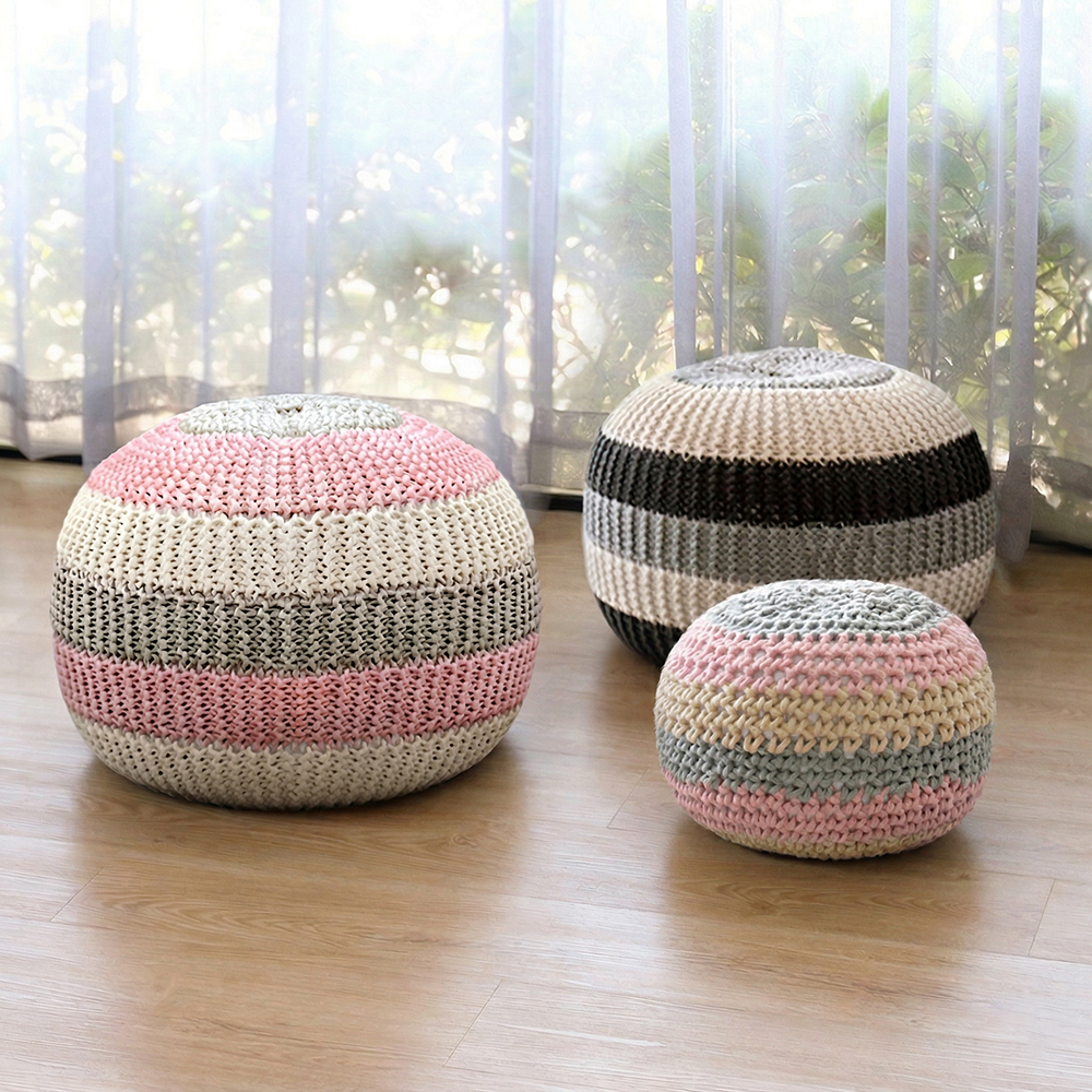 บีนแบ็กถักทรงกลมสีครีม เทา และชมพู