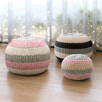 บีนแบ็กถักทรงกลมสีครีม เทา และชมพู