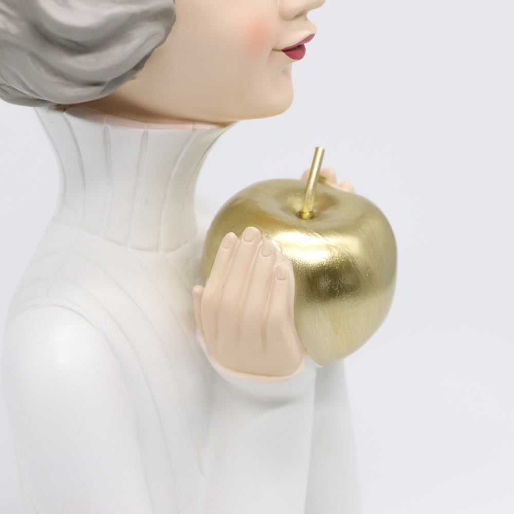 รูปปั้นเรซิ่นรูปผู้หญิงครึ่งตัวถือแอปเปิ้ลสีทอง