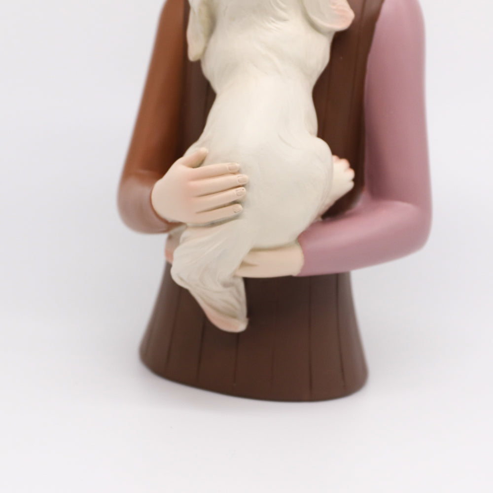 รูปปั้นเรซิ่นรูปผู้หญิงครึ่งตัวกำลังอุ้มน้องหมาสีขาว