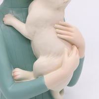 รูปปั้นเรซิ่นรูปผู้หญิงครึ่งตัวกำลังอุ้มน้องแมวสีขาว