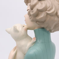 รูปปั้นเรซิ่นรูปผู้หญิงครึ่งตัวกำลังอุ้มน้องแมวสีขาว