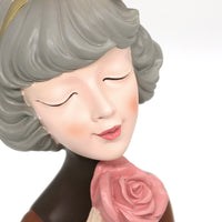 รูปปั้นผู้หญิงถือดอกกุหลาบ