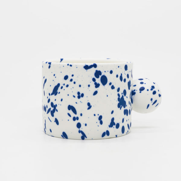 แก้วมัคเซรามิกหูกลมสีขาวลายจุดสาดสีสีน้ำเงิน