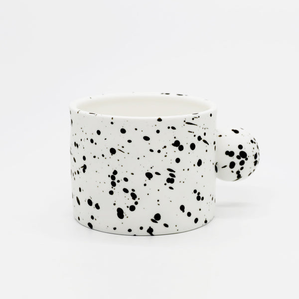 แก้วมัคเซรามิกหูกลมสีขาวลายจุดสาดสีสีดำ