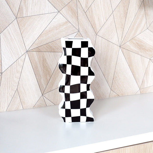 แจกันลายตารางบิดเบี้ยว