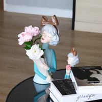 รูปปั้นผู้หญิงพร้อมที่ใส่ดอกไม้